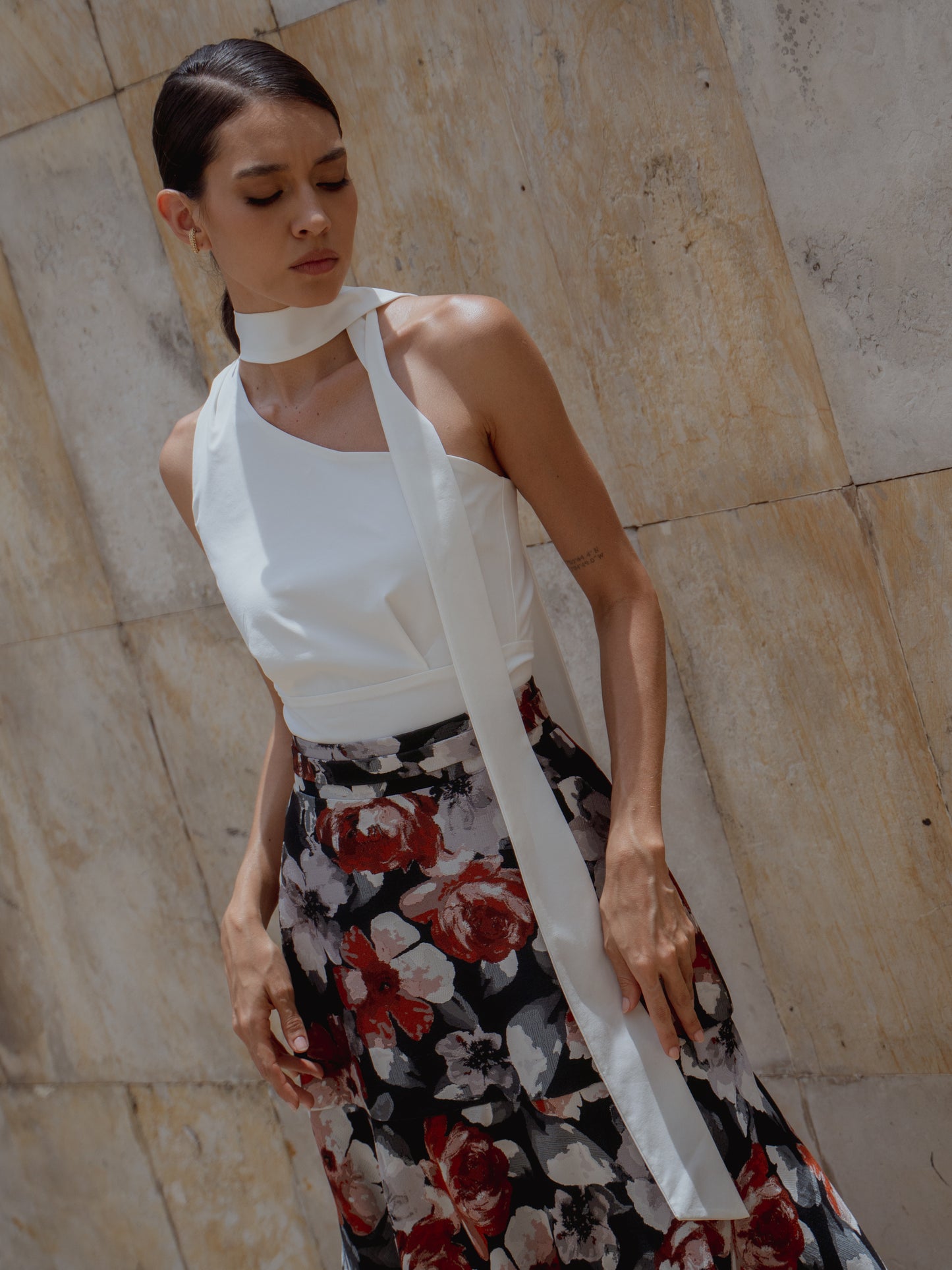 BLUSA UN HOMBRO CON ESTOLA