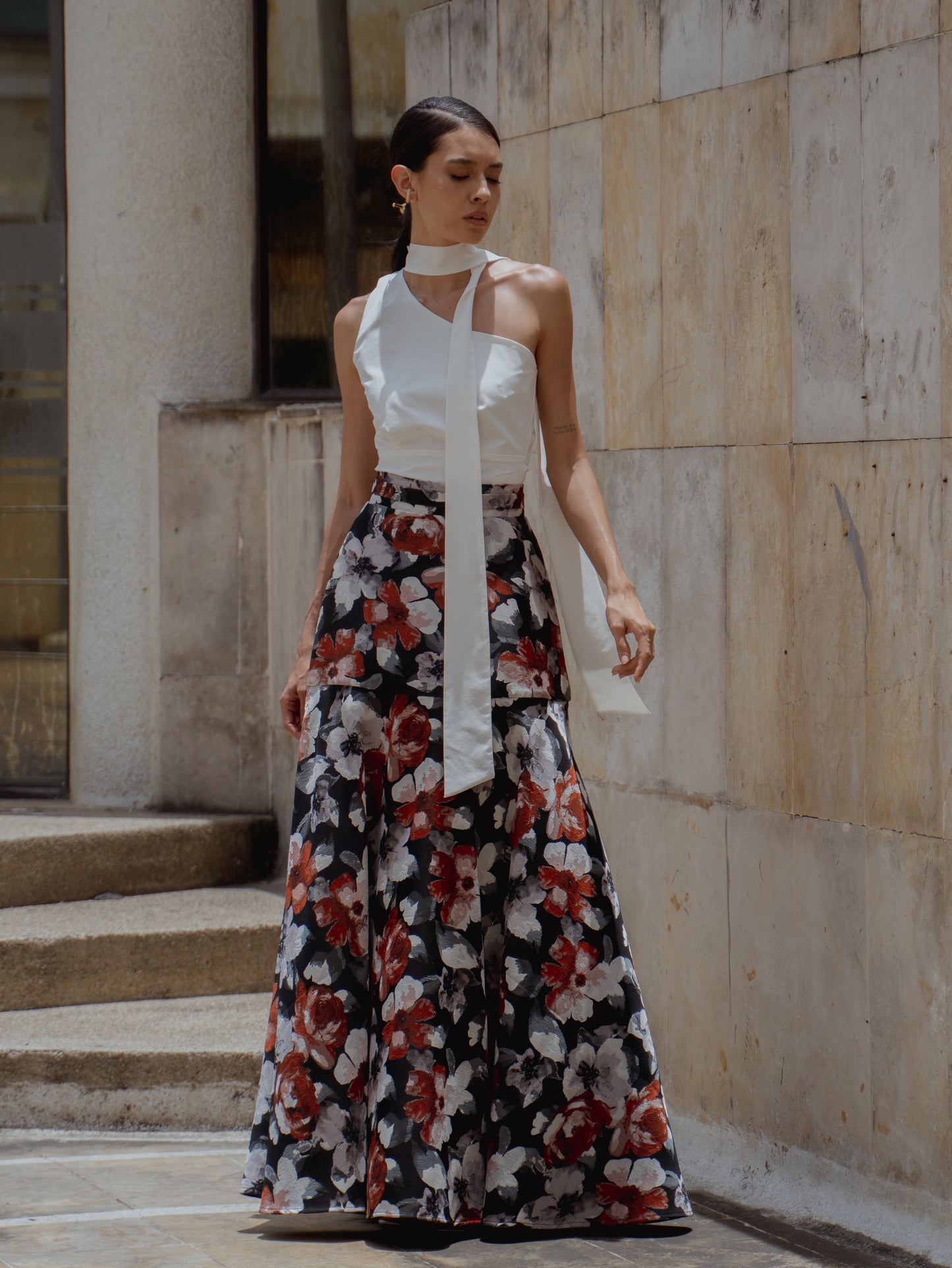 MAXI FALDA JACQUARD FLORES NEGRO Y OCRE