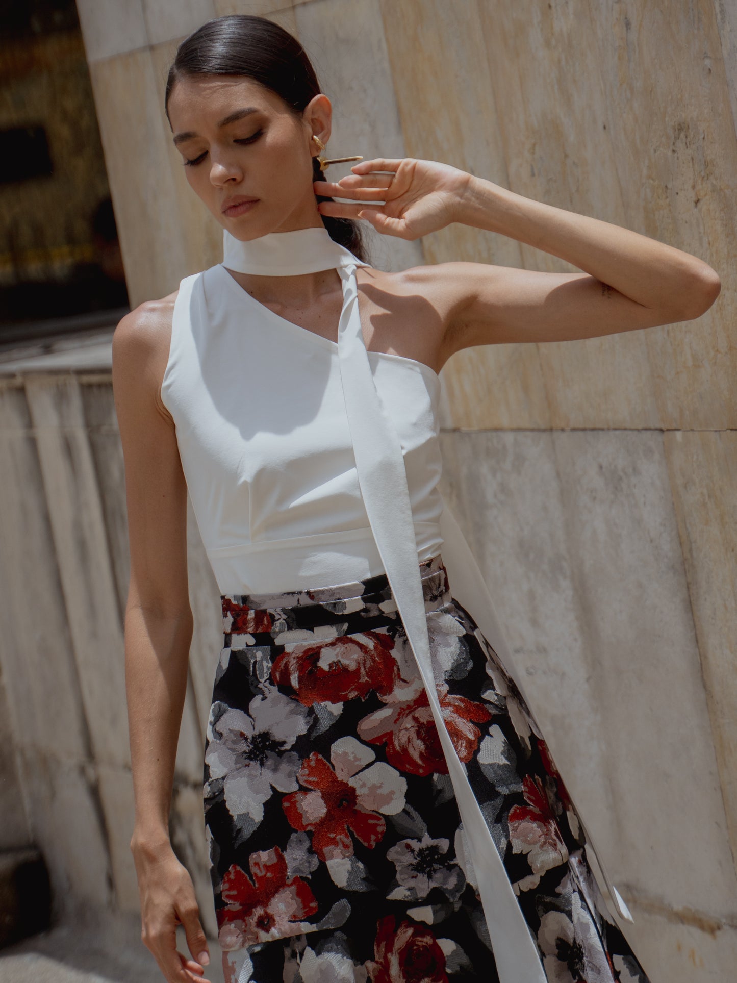 BLUSA UN HOMBRO CON ESTOLA