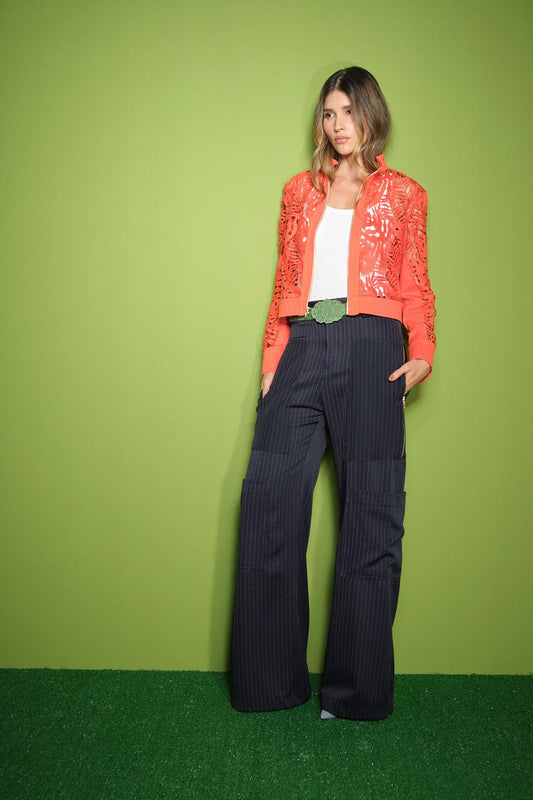 Pantalón de vestir con bolsas y cierres laterales