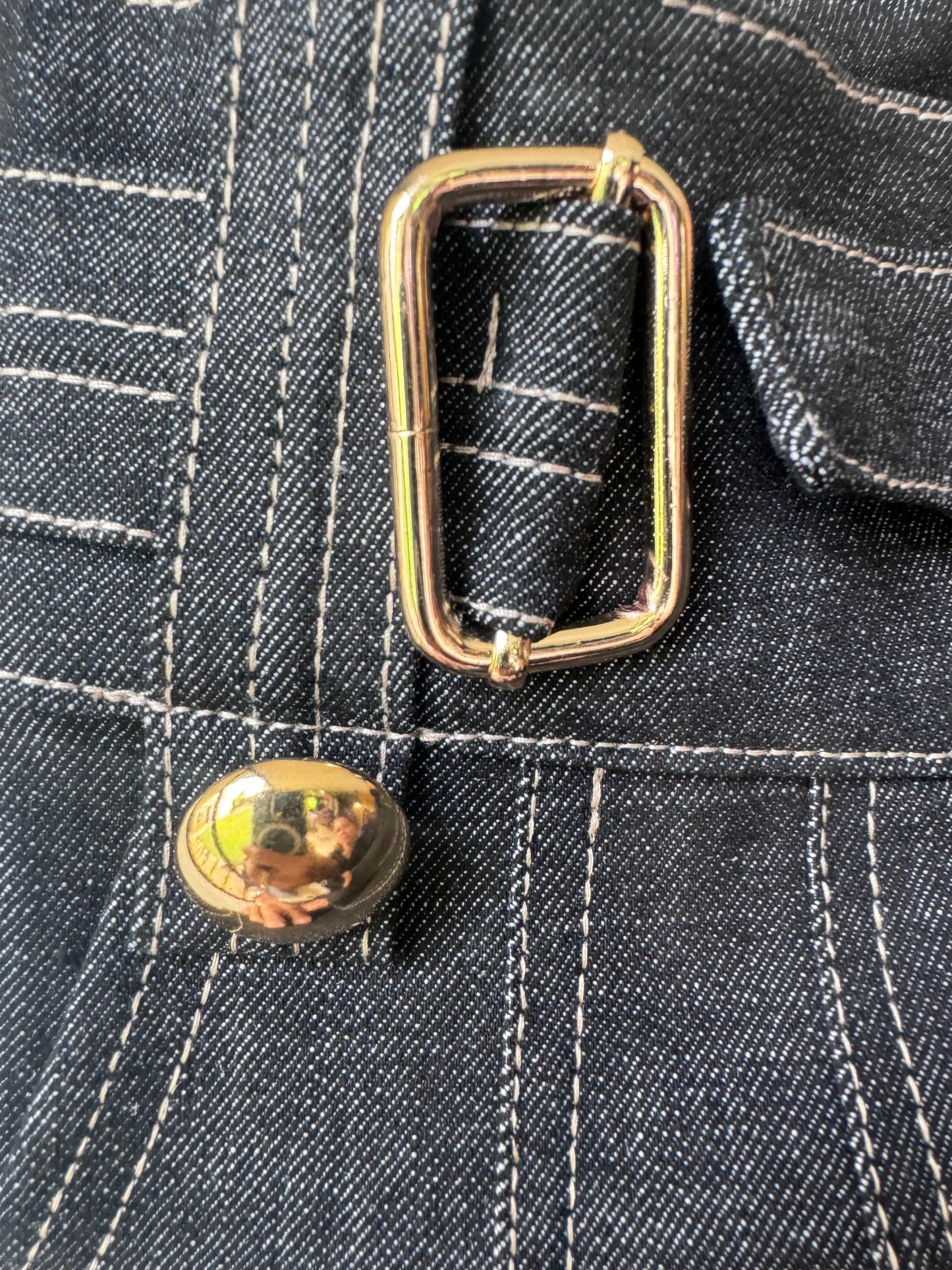 PANTALÓN DENIM CON HERRAJES DORADOS EN CINTURA