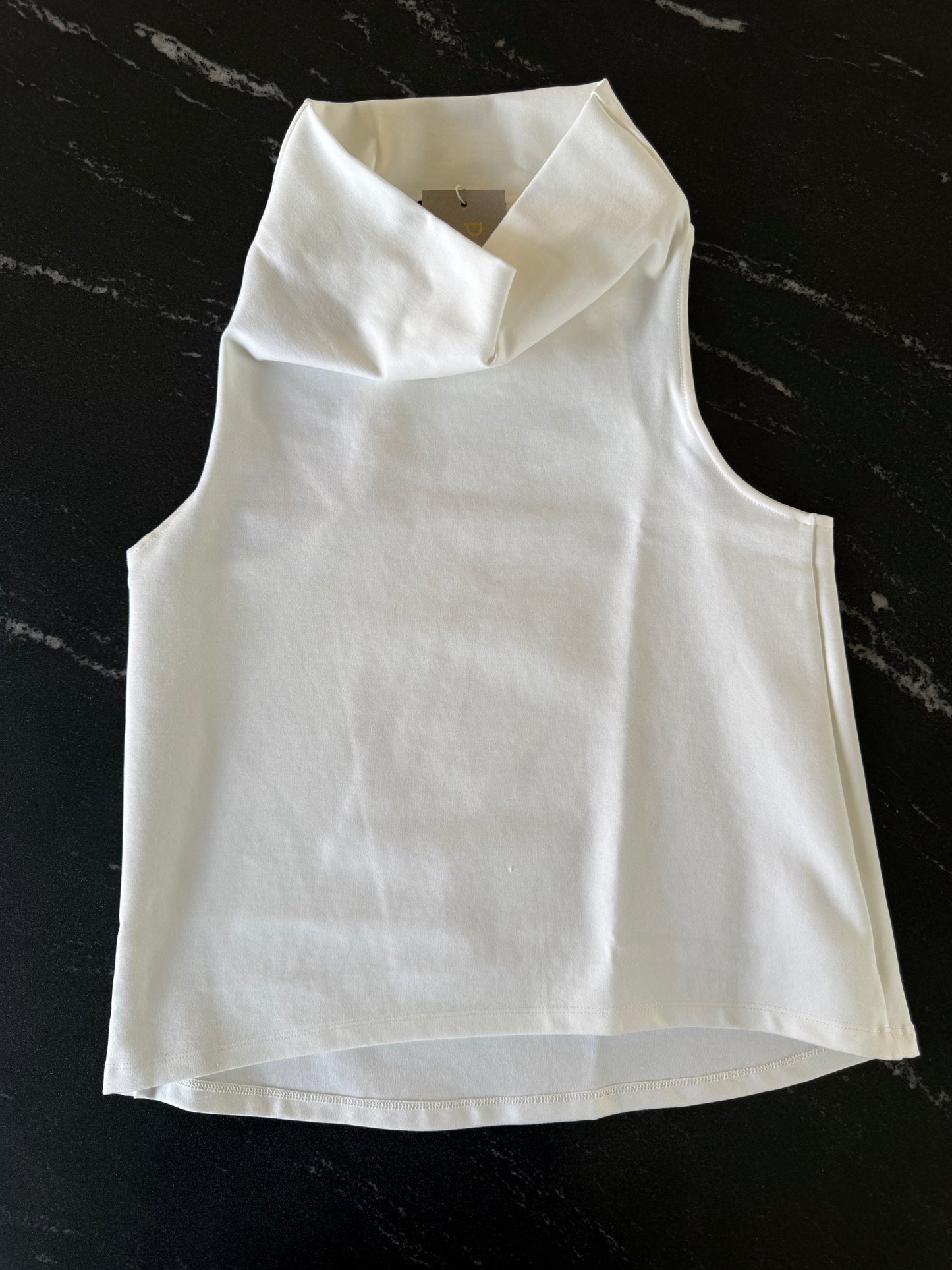 Blusa cuello alto sin mangas