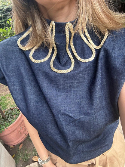 TOP HOMBRERAS Y CORDÓN DORADO EN CUELLO ALTO