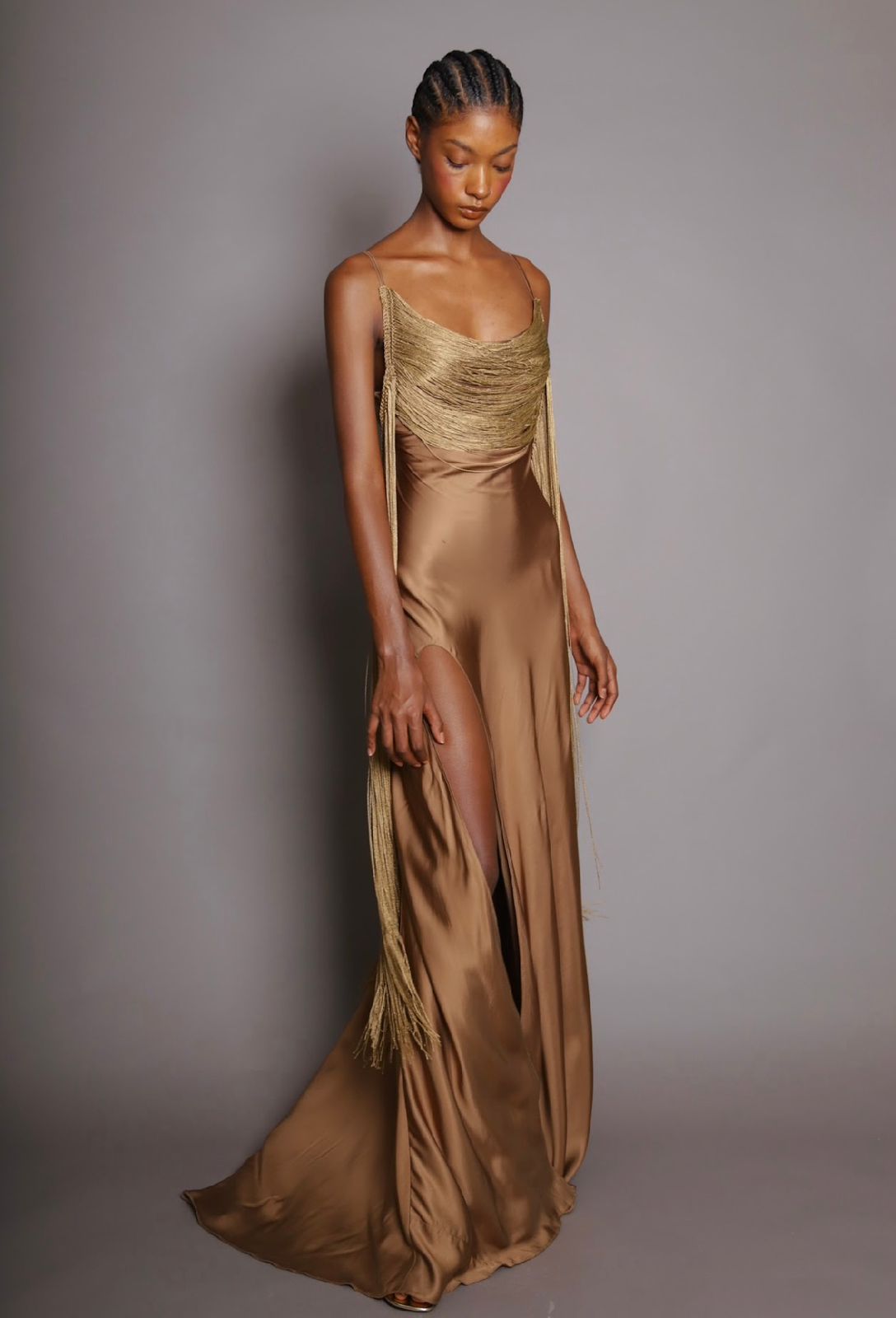 VESTIDO LARGO EN SATIN Y FLECOS DORADOS