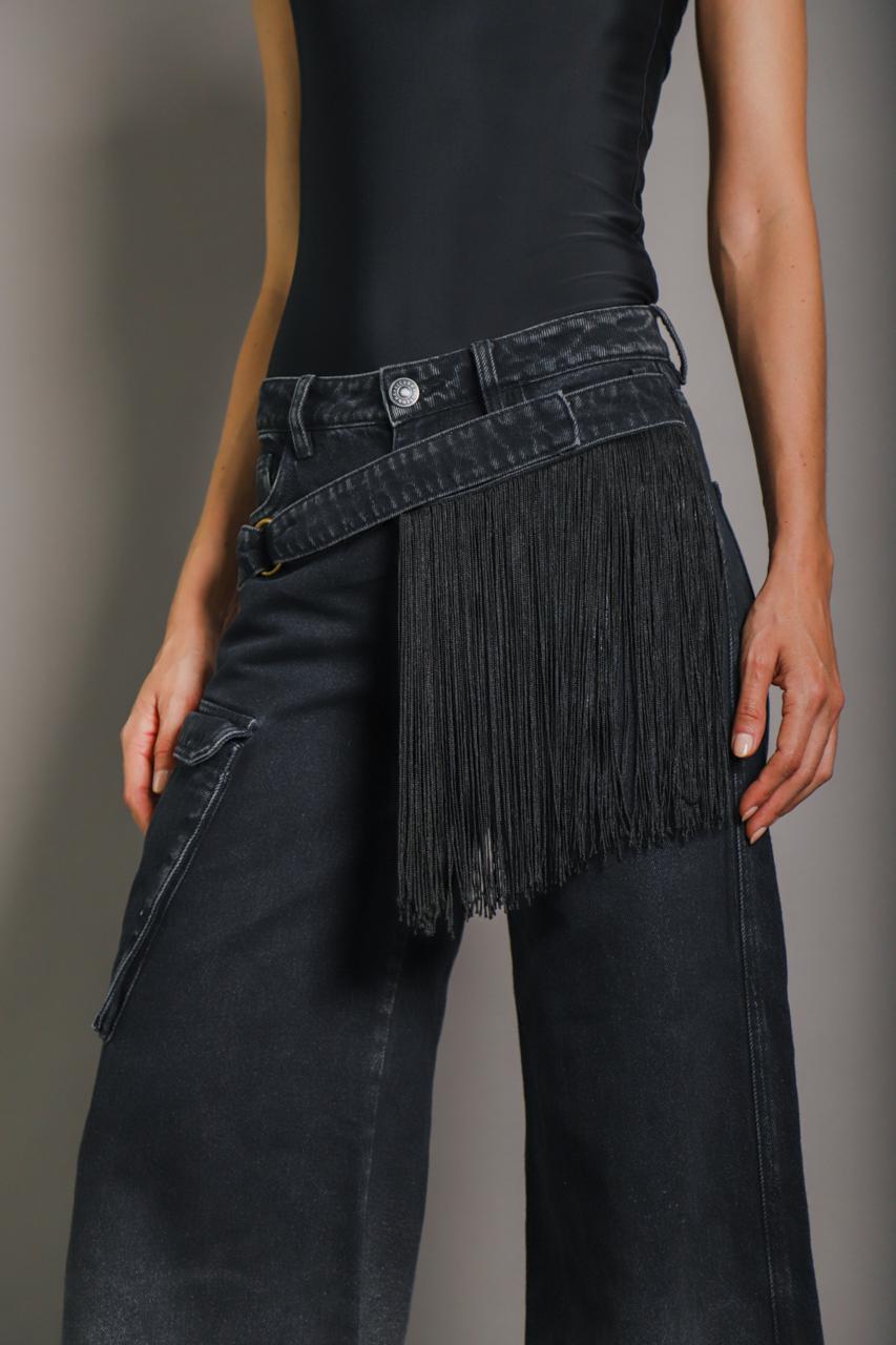 PANTALÓN DENIMN NEGRO CON FLECOS