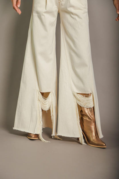 PANTALÓN MEZCLILLA BEIGE CON DETALLE EN FLECOS