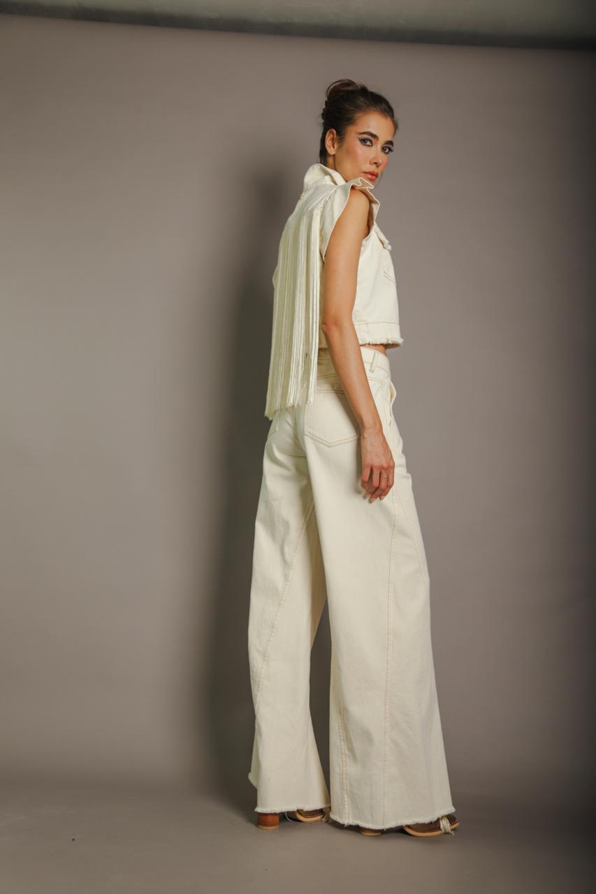 PANTALÓN MEZCLILLA BEIGE CON DETALLE EN FLECOS