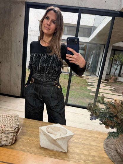 JEANS NEGROS CON HERRAJES EN CINTURA