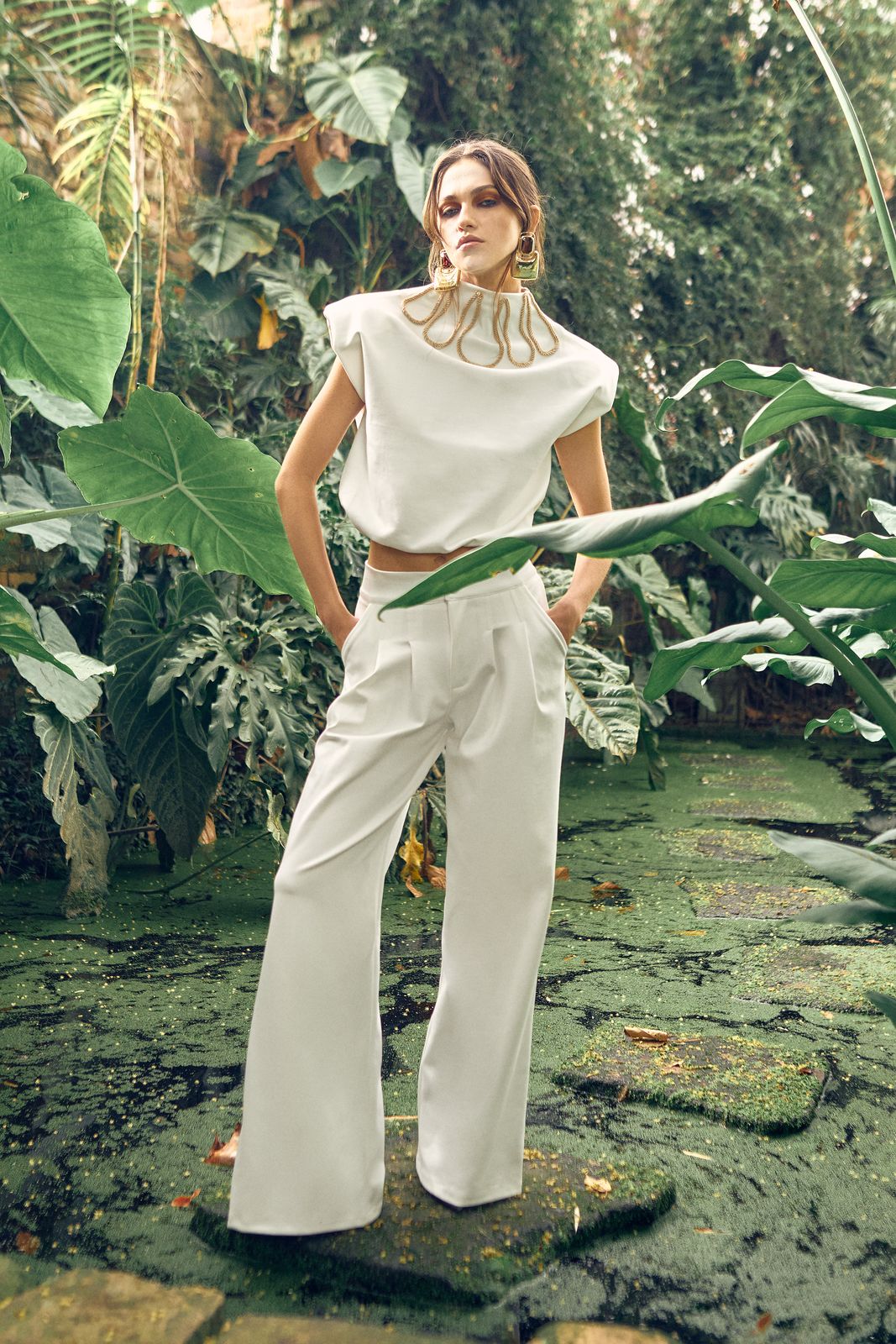 TOP HOMBRERAS Y CORDÓN DORADO EN CUELLO ALTO