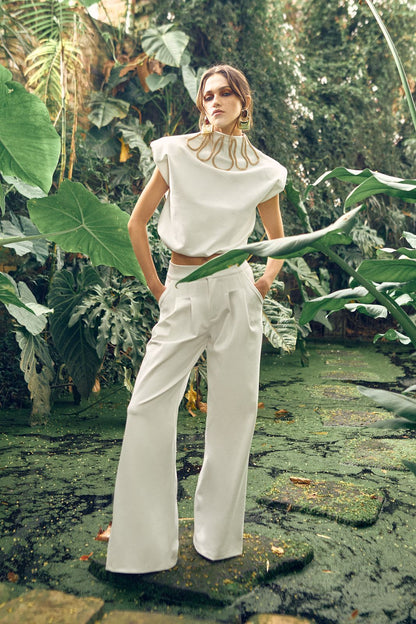 TOP HOMBRERAS Y CORDÓN DORADO EN CUELLO ALTO