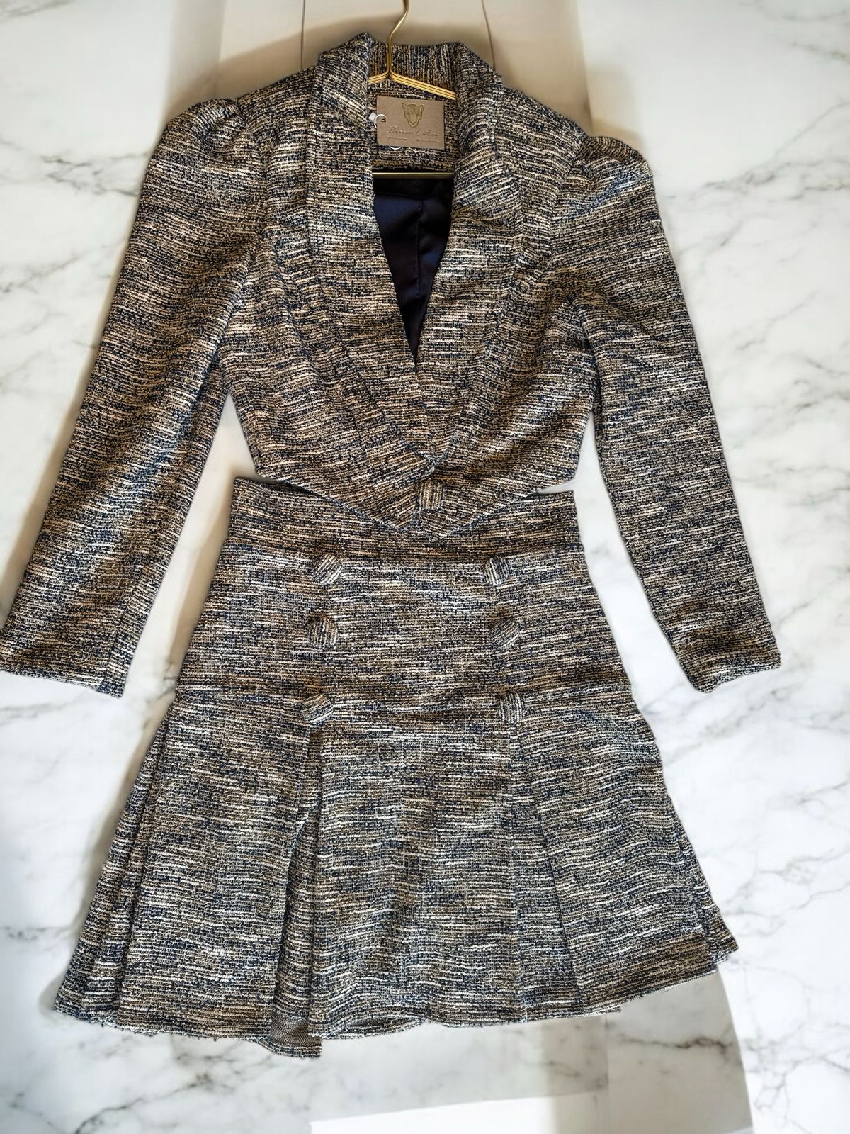 Set de jacket y falda corta con botones en Tweed