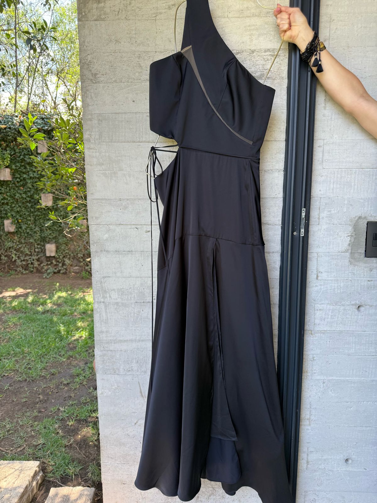 Vestido con escote asimétrico