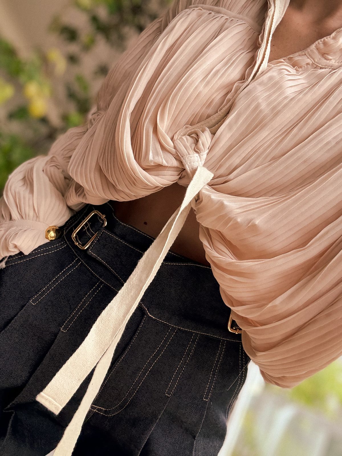 PANTALÓN DENIM CON HERRAJES DORADOS EN CINTURA