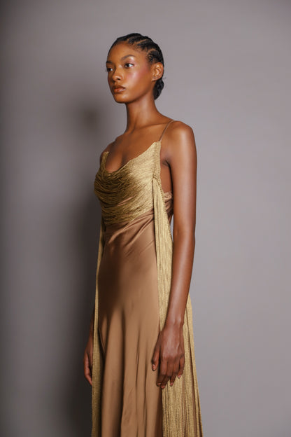 VESTIDO LARGO EN SATIN Y FLECOS DORADOS