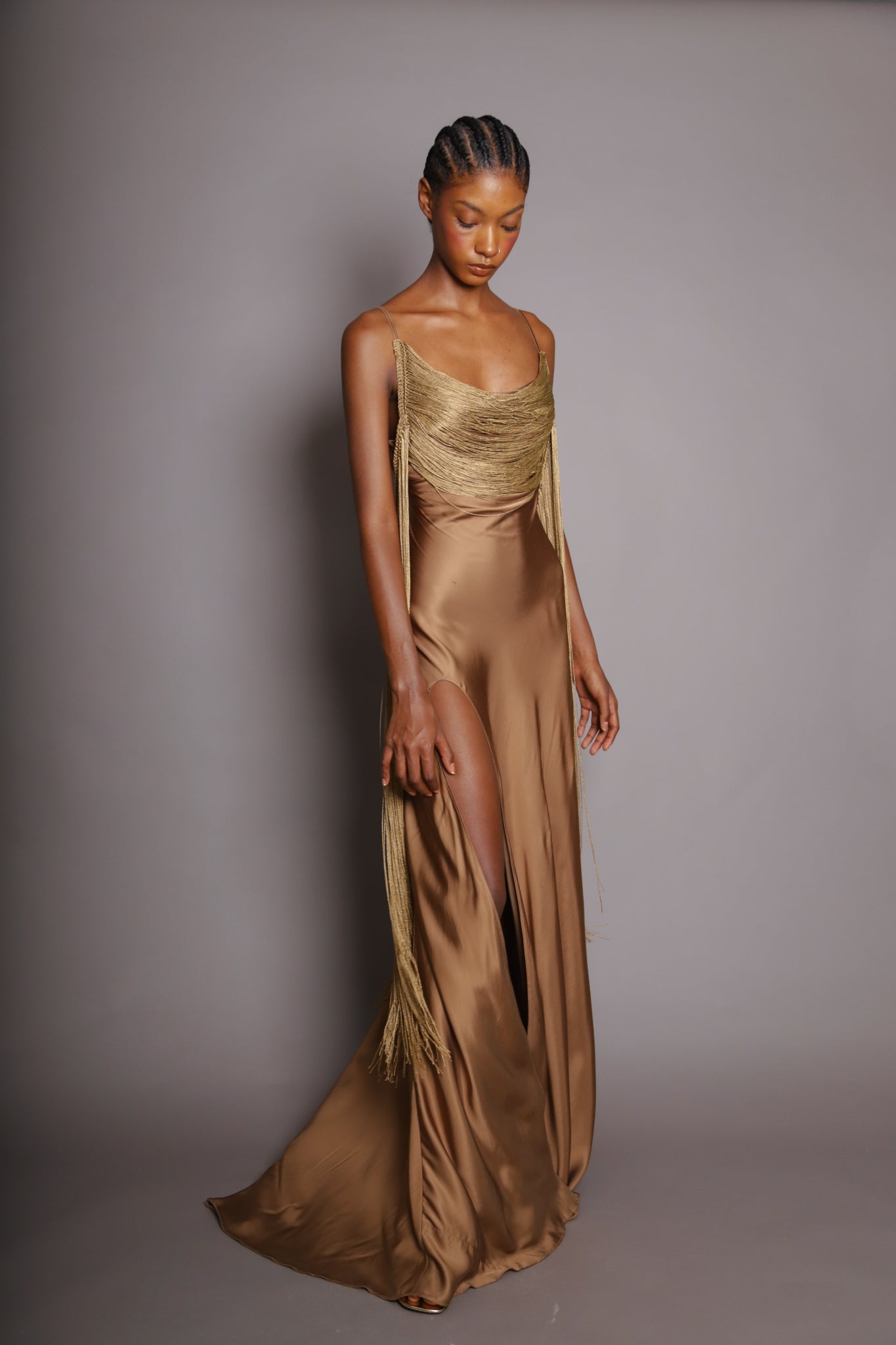 VESTIDO LARGO EN SATIN Y FLECOS DORADOS