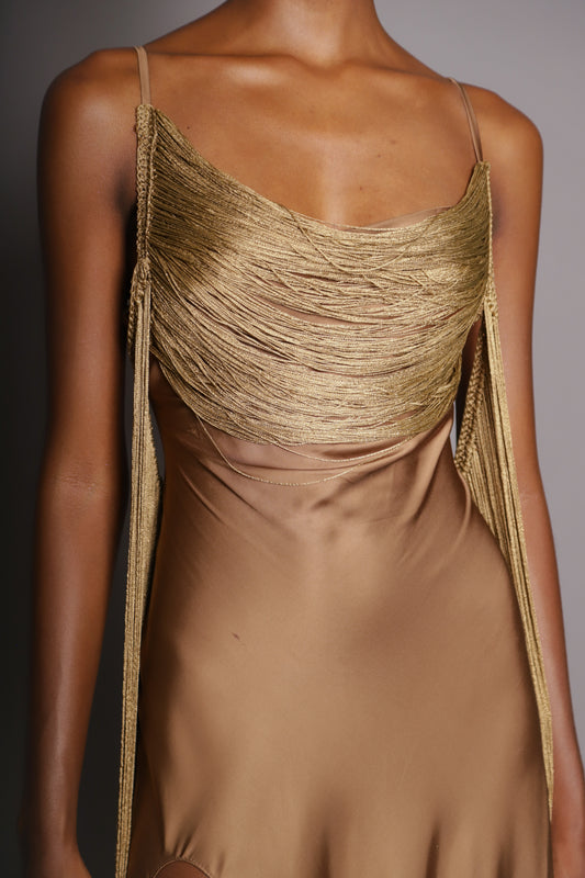 VESTIDO LARGO EN SATIN Y FLECOS DORADOS
