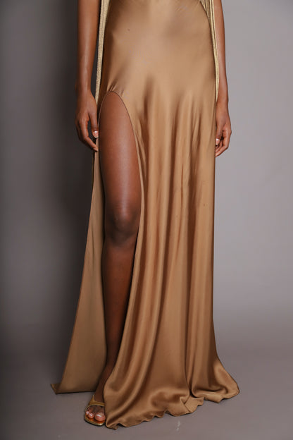 VESTIDO LARGO EN SATIN Y FLECOS DORADOS