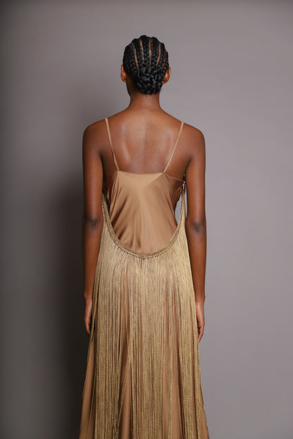 VESTIDO LARGO EN SATIN Y FLECOS DORADOS