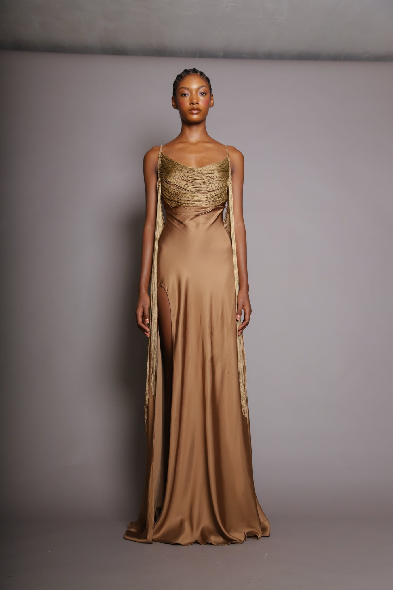 VESTIDO LARGO EN SATIN Y FLECOS DORADOS