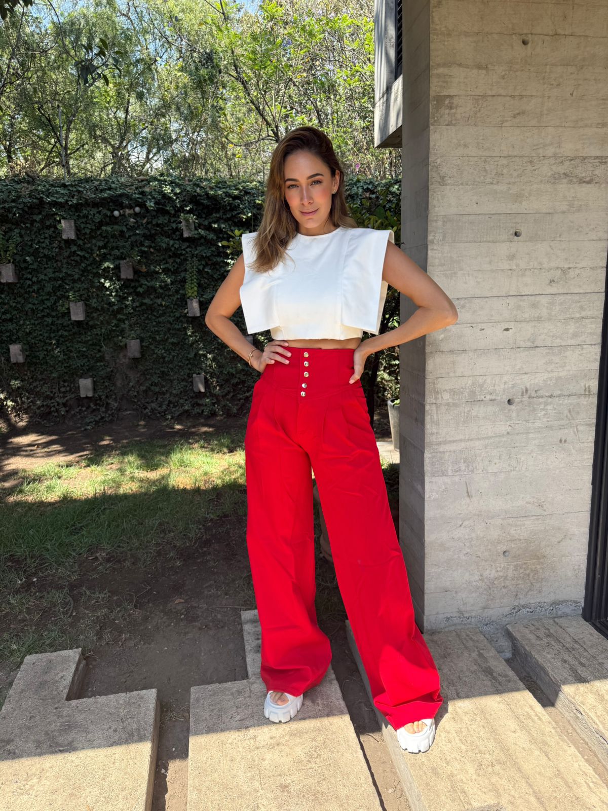 Pantalón talle alto con botones chicos